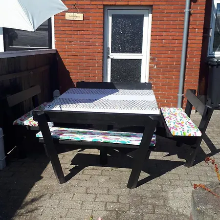 5 Person, Charming Townhouse In