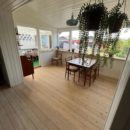 5 Person, Charming Townhouse In